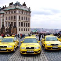 La carrera del verano: un taxista intenta cobrar 480 euros por una carrera de 25 en Praga 