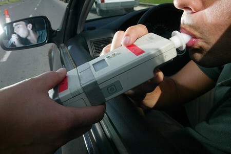 Conductor sometiéndose a un test de alcohol DGT