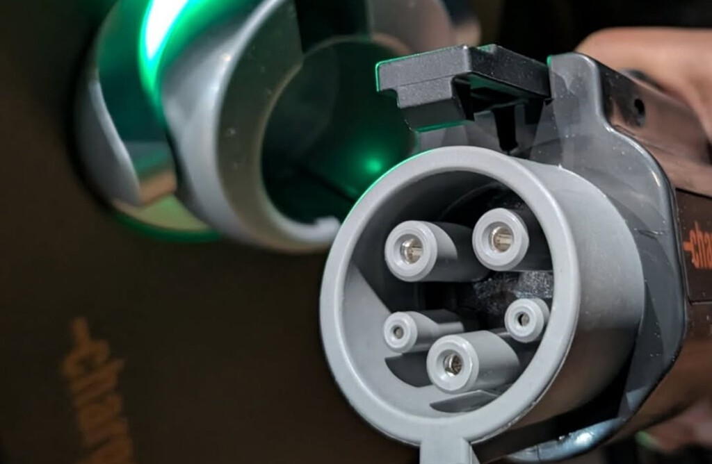 La guerra por desarrollar el cargador más rápido está servida: han creado uno que enchufa nada menos que 600 kW a un solo coche eléctrico