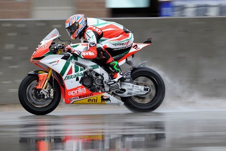 Leon Camier en el empapado circuito de Miller