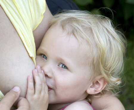 La lactancia materna favorece la futura fertilidad de los bebés varones