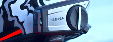 Probamos el Sena 50C: el intercom con cámara 4K para el casco de moto que se escucha tan bien como unos AirPods 