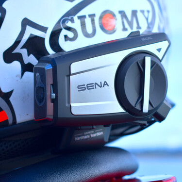 Probamos el Sena 50C: el intercom con cámara 4K para el casco de moto que se escucha tan bien como unos AirPods 