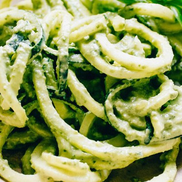 Cómo hacer espagueti verde con queso crema y chile poblano, una receta fácil y deliciosa que rinde para 10 personas