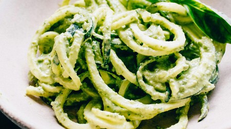 Cómo hacer espagueti verde con queso crema y chile poblano, una receta fácil y deliciosa que rinde para 10 personas