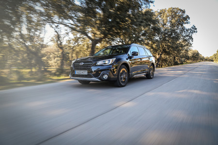 Subaru Outback Black Edition en carretera