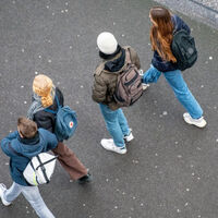 La generación Z llega tarde a menudo, pierde tiempo en hacer sus tareas y falta al trabajo por salud mental: lo dicen los estudios