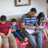 Los niños usan más el celular durante las vacaciones. Secretaría de Salud aconseja a padres poner límites