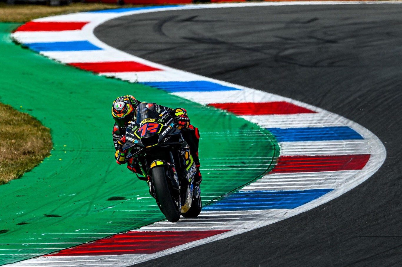 Marco Bezzecchi gana al sprint, Fabio Quartararo regresa al podio y Marc Márquez toca fondo en MotoGP