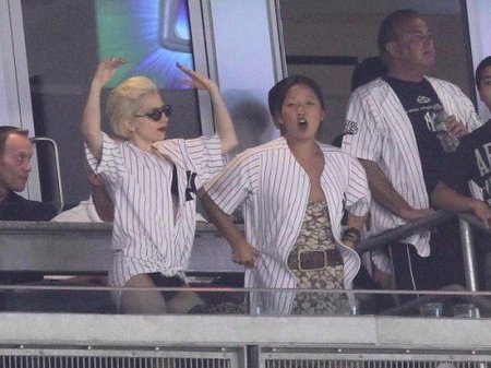 Lady Gaga sin pantalones y en ropa interior en un partido de los Yankees