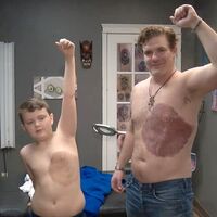 Un padre soporta 30 horas de dolor para tatuarse la gran mancha de nacimiento de su hijo y así ayudarle a superar su complejo