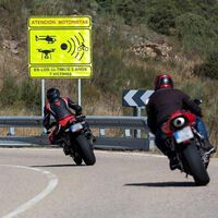Fotógrafos que cazan moteros en las curvas. La nueva y peligrosa moda por la que la policía ya está pidiendo cuentas 