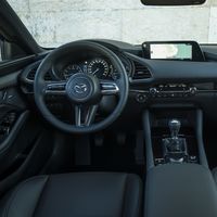 Mazda tira de sentido común limitando el uso de pantallas táctiles porque son potencialmente peligrosas