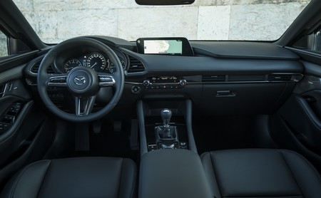 Mazda tira de sentido común limitando el uso de pantallas táctiles porque son potencialmente peligrosas