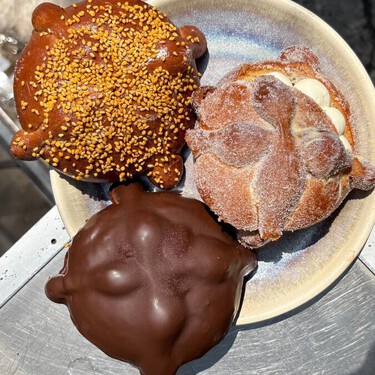 Esta es la panadería oculta en CDMX con 5 panes de muerto únicos: chocolate, ajonjolí y rellenos. Costos y cómo llegar