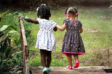Los amigos desde niños son más importantes para la felicidad adulta