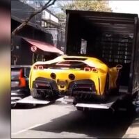 Cómo no bajar un Ferrari SF90 Stradale de cerca de medio millón de euros de un camión, en vídeo