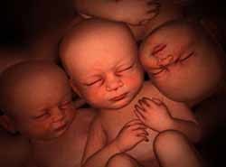 Una abuela dio a luz a trillizos concebidos naturalmente
