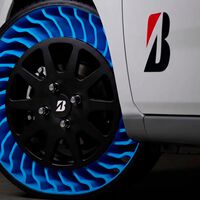A Bridgestone criou pneus sem ar que nunca furam, mas há um problema: a velocidade máxima deles 