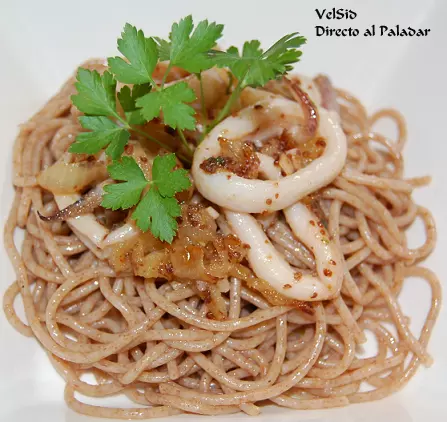 Espaguetis integrales al limón con calamares encebollados a la mostaza