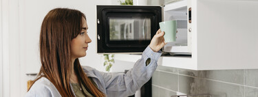 Cómo tener el microondas impecable siempre: el truco del papel absorbente  