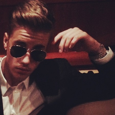 Cuando eres famoso como Justin Bieber, pasas de bautizarte en una iglesia para hacerlo en un baño