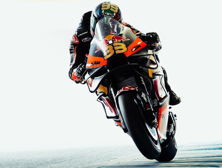 Brad Binder revienta el récord de Motegi, Pecco Bagnaia marca territorio y una caída deja fuera a Marc Márquez