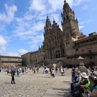 Tras años de turistificación, Santiago se ha encontrado con un problema: es más fácil comprar un souvenir que el pan