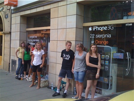Imagen de la semana: Colas de actores para el iPhone 3G en Polonia
