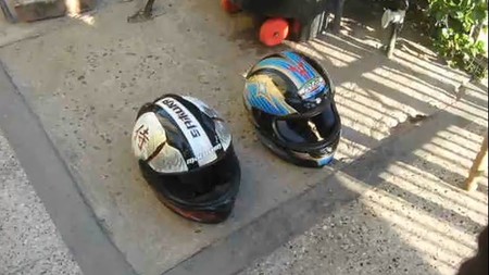 Probando el casco a martillazos