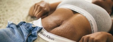 Imita un anuncio de Calvin Klein mostrando las estrías de su barriga de madre