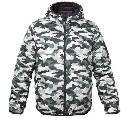 Anorak de estilo militar en nylon reciclado a partir de redes de pesca