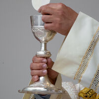 Un cura, positivo en alcohol, arrampla con cinco coches y se excusa señalando el vino de la misa