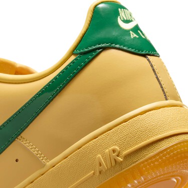 Nike y sus zapatillas color mango son el detalle de color para tus looks: un par destaca por su tono sin ser estridente