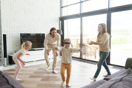 Familia Jugando Casa