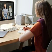 Dile “Yes” a fortalecer tu perfil profesional estudiando ingles gratis en Bogotá: paso a paso para inscribirte en los cursos con enfoque laboral del Centro Colombo Americano