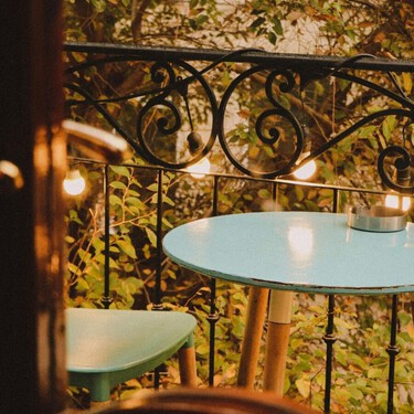 Cinco ideas sencillas para que un balcón pequeño parezca mucho más grande 