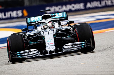 Lewis Hamilton se lleva la primera batalla contra Max Verstappen en Singapur