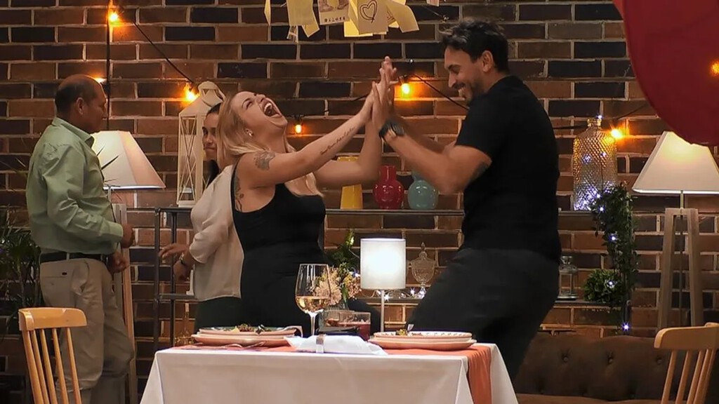 'First Dates': el soltero de Fuerteventura se arranca a bailar con su cita. 
