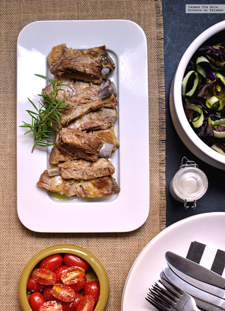 Cómo hacer costillas al horno de chuparse los dedos (literalmente)