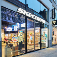 Skechers comienza el otoño rebajando a mitad de precio sus zapatillas casual en color granate más cómodas y versátiles  
