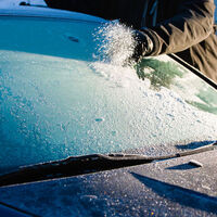 La DGT alerta del riesgo de poner la calefacción a temperatura muy elevada durante la ola de frío: podría romper el parabrisas