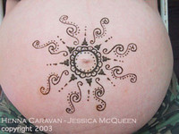 Tatuajes temporales con henna para embarazadas