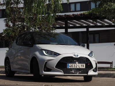 Tanteamos la deportividad ágil y sutil del Toyota Yaris Electric Hybrid GR SPORT 