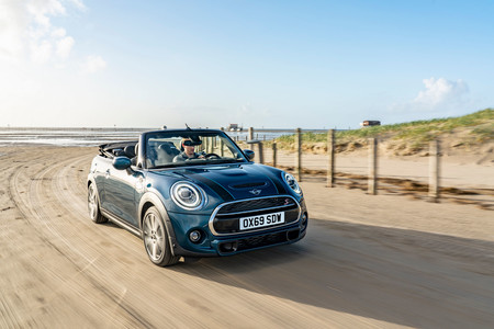 El MINI Convertible Sidewalk se viste como uno de los descapotables más exclusivos de la marca