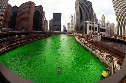 Chicago tiñe su río de verde durante el San Patricio