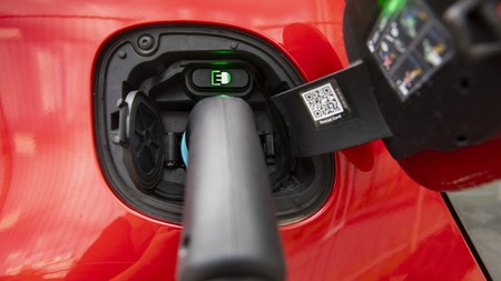 España tendrá más puntos de recarga ultrarrápida de 250 kW para coches eléctricos: el Gobierno elimina las trabas a su despliegue