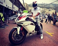 Lewis Hamilton y su MV Agusta F4 RR muy especial