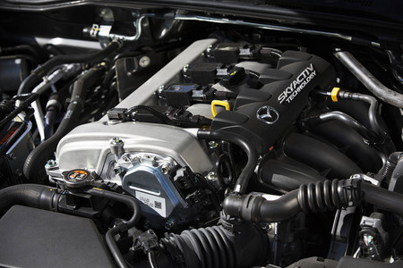 Di adiós a las bujías: el motor Mazda Skyactiv-X acabará con ellas en 2019