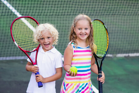 Los nueve grandes beneficios que tiene para los niños practicar deportes de raqueta